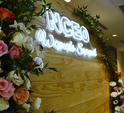 womenssummitflowerwall